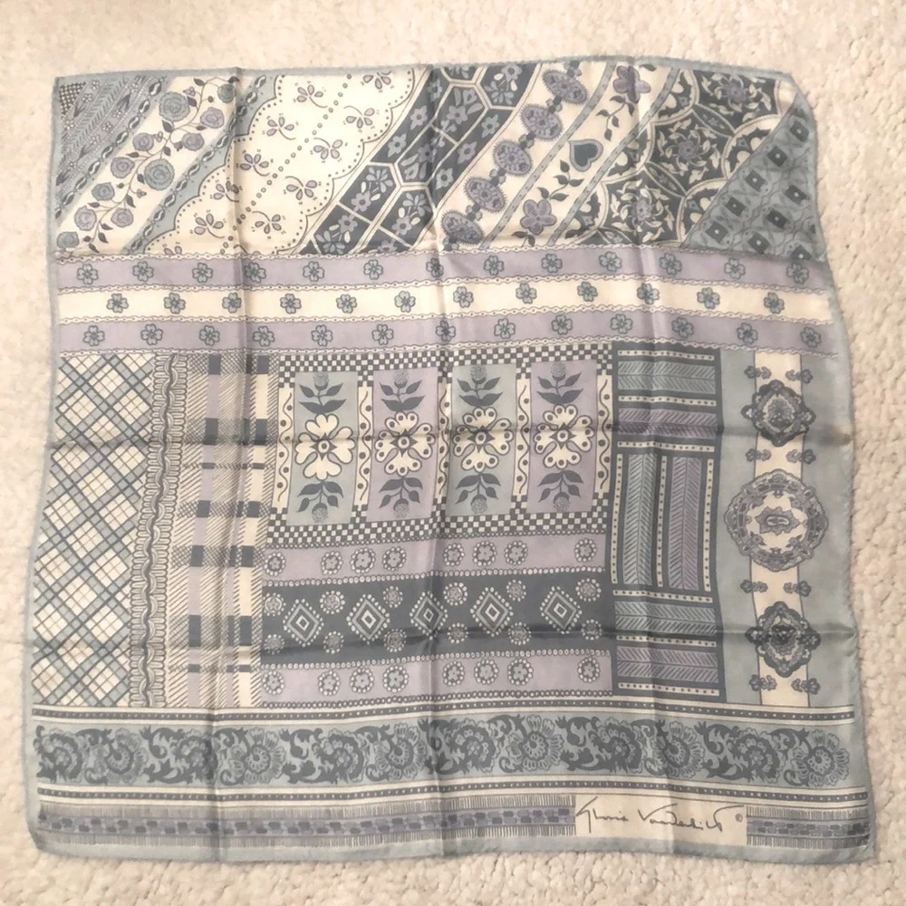GLORIA VANDERBILT silk scarf